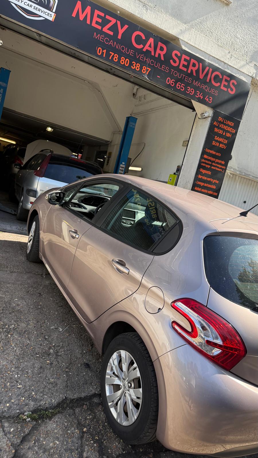 
								Peugeot 208 complet									