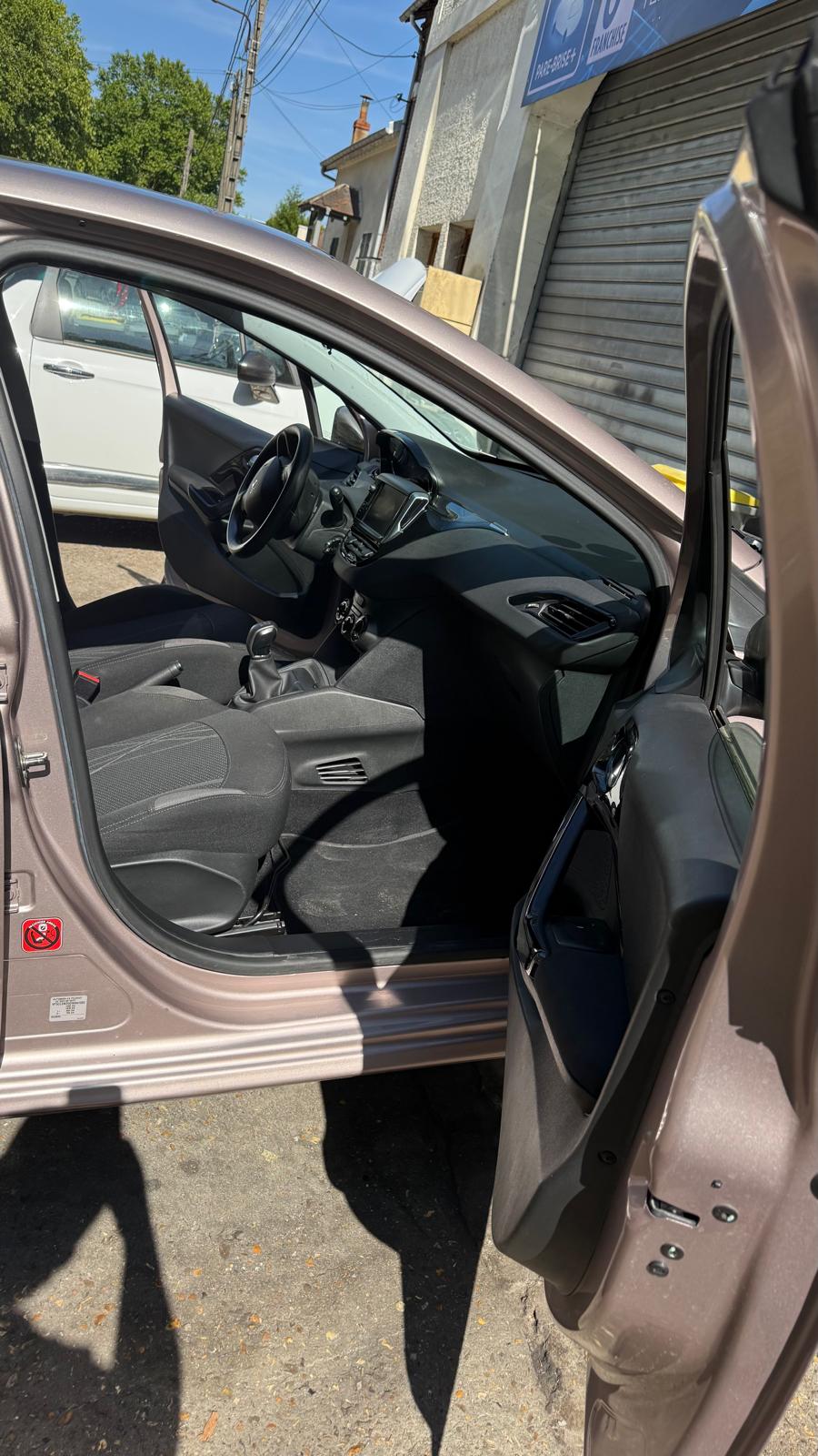 
								Peugeot 208 complet									