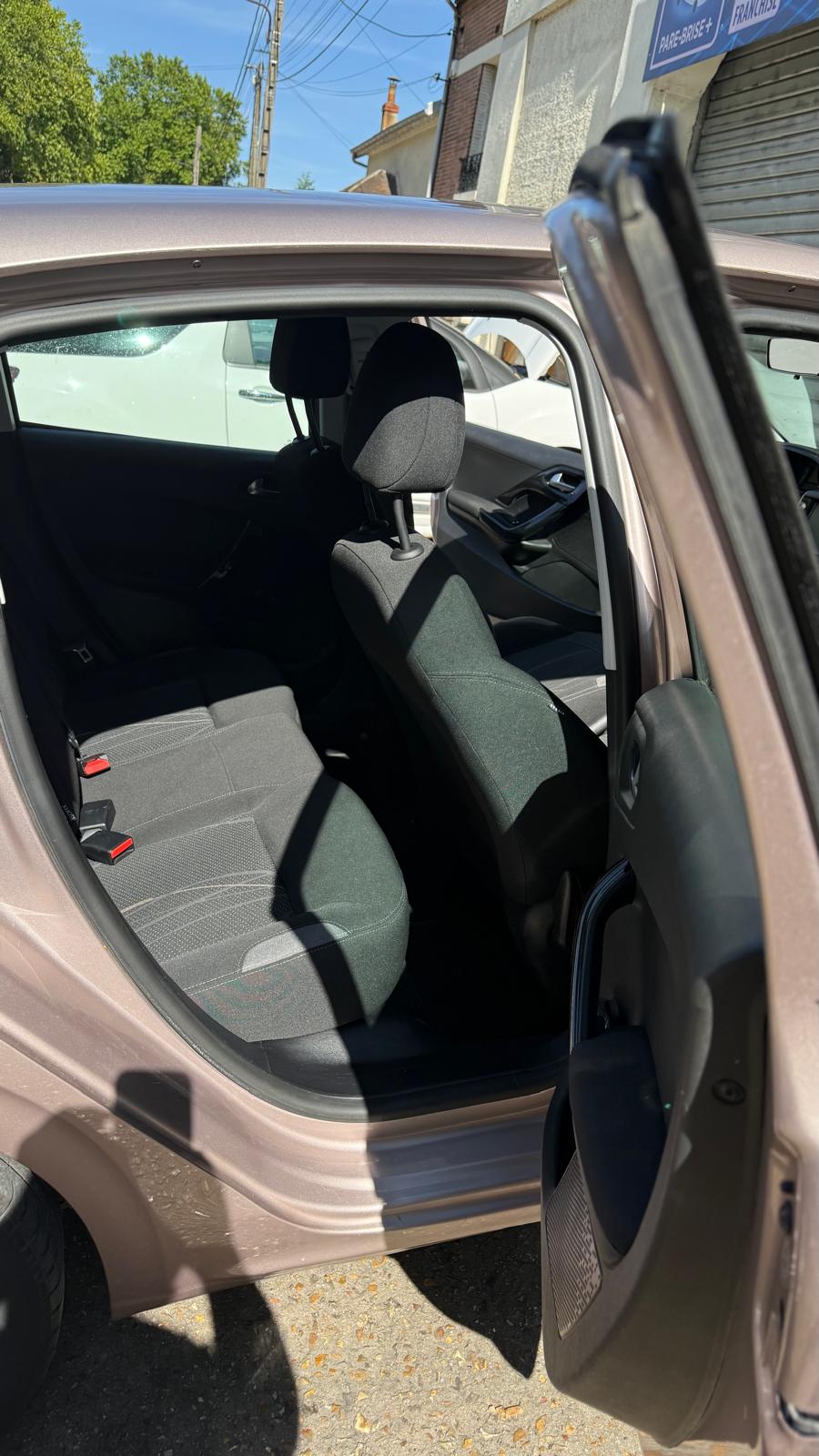 
								Peugeot 208 complet									